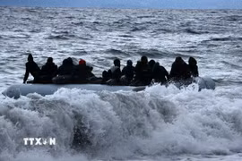 Người di cư trên thuyền ở ngoài khơi đảo Lesbos, Hy Lạp. (Ảnh: THX/TTXVN)