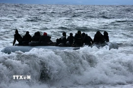 Người di cư trên trên thuyền ở ngoài khơi đảo Lesbos, Hy Lạp. (Ảnh: THX/TTXVN)