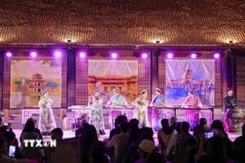 Điểm nhấn của chương trình là không gian trình diễn âm nhạc truyền thống Việt Nam. (Ảnh: Khánh Hòa/TTXVN)