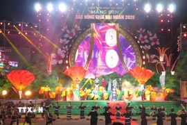 Tiết mục biểu diễn chương trình nghệ thuật tại lễ khai mạc. (Ảnh: Dư Toán/TTXVN)