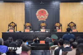 Quang cảnh phiên tòa xét xử sơ thẩm vụ án liên quan sân bay Nha Trang (cũ). (Ảnh: TTXVN phát)