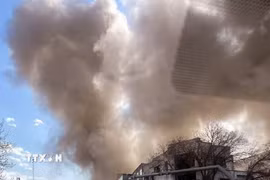 Khói bốc lên sau các vụ oanh tạc của lực lượng Mỹ-Israel nhằm vào Tehran (Iran) ngày 28/2. (Ảnh: ANI/TTXVN)