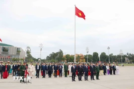 Đoàn điển hình tiêu biểu toàn quốc trong học tập và làm theo tư tưởng, đạo đức, phong cách Hồ Chí Minh năm 2025 báo công dân Bác. (Ảnh: Phương Hoa/TTXVN)