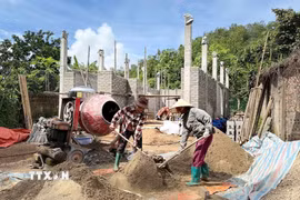 Xóa nhà tạm, nhà dột nát tại tổ 9, xã Na Rì, Thái Nguyên. (Ảnh: Vũ Hoàng Giang/TTXVN)