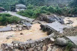 Mưa lớn gây lũ quét cục bộ khiến hệ thống đường, cầu cống bị thiệt hại. Ảnh minh họa. (Ảnh: TTXVN phát)