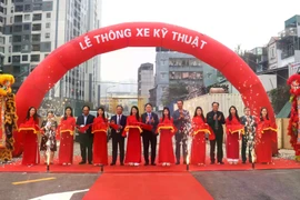 Các đại biểu thực hiện nghi thức cắt băng, thông xe kỹ thuật công trình Kết nối đường qua Công ty xe buýt với dự án 423 Minh Khai. (Nguồn: Báo Kinh tế Đô thị)