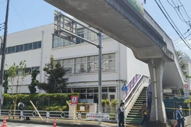 Cảnh sát phong tỏa bên ngoài trường tiểu học. (Nguồn: The Japan times)