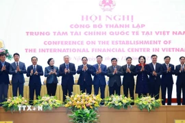 Thủ tướng Phạm Minh Chính và các thành viên Hội đồng điều hành Trung tâm Tài chính Quốc tế và Cơ quan điều hành Trung tâm Tài chính Quốc tế tại Thành phố Hồ Chí Minh và Thành phố Đà Nẵng. (Ảnh: Dương Giang/TTXVN)