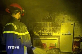 Lực lượng Cảnh sát Phòng cháy chữa cháy và Cứu hộ cứu nạn xử lý hiện trường vụ cháy rạng sáng 21/12 giữa phố Đà Lạt. (Ảnh TTXVN phát)