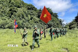 Lực lượng Bộ đội biên phòng Đồn Biên phòng Tam Hợp (Bộ đội Biên phòng Nghệ An) phối hợp với Đại đội Biên phòng 251 (Bộ Chỉ huy Quân sự tỉnh Bô Ly Khăm Xay, Lào) tuần tra song phương từ khu vực cột mốc số 425 đến mốc số 426 biên giới Việt Nam-Lào. (Ảnh: TTXVN phát)