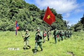 Lực lượng Bộ đội biên phòng Đồn Biên phòng Tam Hợp (Bộ đội Biên phòng Nghệ An) phối hợp với Đại đội Biên phòng 251 (Bộ Chỉ huy Quân sự tỉnh Bô Ly Khăm Xay, Lào) tuần tra song phương từ khu vực cột mốc số 425 đến mốc số 426 biên giới Việt Nam-Lào. (Ảnh: TTXVN phát)