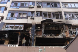 Một tòa nhà bị hư hỏng tại quận Shevchenkivskyi ở thủ đô Kiev, Ukraine ngày 21/7/2025. (Ảnh: THX/TTXVN)