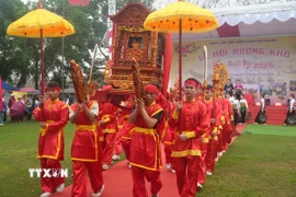 Lễ rước linh vị Quận công Hà Công Thái từ đền thờ đến sân vận động thôn Muỗng Do - nơi tổ chức Lễ hội Mường Khô. (Ảnh: Hoa Mai/TTXVN)