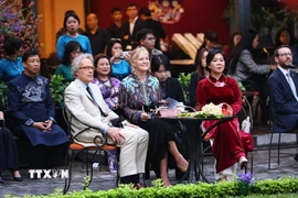 Phu nhân Ngô Phương Ly và ngài Charles Henry Gordon-Lennox, Công tước xứ Richmond cùng Phu nhân thưởng trà và xem các tiết mục đặc sắc tại sân trước Bảo tàng Mỹ thuật Việt Nam. (Ảnh: Minh Đức/TTXVN)