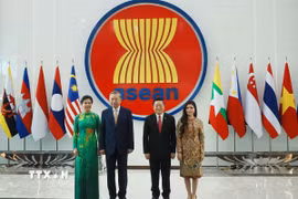 Tổng Bí thư Tô Lâm và Phu nhân cùng Tổng Thư ký ASEAN Kao Kim Hourn và Phu nhân tại Trụ sở Ban Thư ký ASEAN. (Ảnh: Thống Nhất/TTXVN)