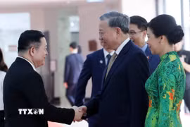 Tổng Thư ký ASEAN Kao Kim Hourn đón Tổng Bí thư Tô Lâm và Phu nhân. (Ảnh: Thống Nhất/TTXVN)