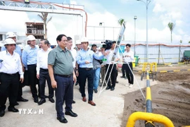 Thủ tướng Phạm Minh Chính thăm công trường thi công dự án Khu nhà ở xã hội của thành phố Cần Thơ. (Ảnh: Dương Giang/TTXVN)