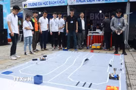 Học sinh, sinh viên thành phố Đà Nẵng trình diễn kỹ thuật của các robot thông minh. (Ảnh: Văn DũngTTXVN)