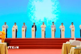 Tổng Bí thư Tô Lâm và các đại biểu thực hiện nghi thức khởi công. (Ảnh: Mạnh Khánh/TTXVN)