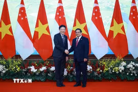 Thủ tướng Phạm Minh Chính và Thủ tướng Singapore Lawrence Wong chụp ảnh chung trước hội đàm. (Ảnh: Dương Giang/TTXVN)