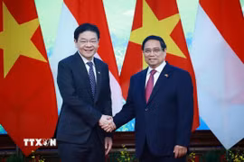 Thủ tướng Phạm Minh Chính và Thủ tướng Cộng hòa Singapore Lawrence Wong chụp ảnh chung. (Ảnh: Dương Giang/TTXVN)