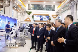 Tổng Bí thư, Chủ tịch nước Tô Lâm thăm Nhà máy mẫu cho công nghệ sản xuất tiên tiến. (Ảnh: Thống Nhất/TTXVN)