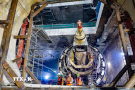 Robot TBM hoàn thành hành trình khoan hầm đoạn ngầm tuyến Metro Nhổn-Ga Hà Nội và đang được tháo dỡ tại ga S12. (Ảnh: Trung Nguyên/TTXVN)