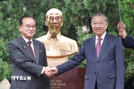 Tổng Bí thư Tô Lâm và ông Jo Yong Won, Ủy viên Thường vụ Bộ Chính trị, Bí thư Trung ương Đảng, Trưởng Ban Tổ chức Trung ương Đảng Lao động Triều Tiên, tại Tượng đài Chủ tịch Hồ Chí Minh. (Ảnh: Thống Nhất/TTXVN)