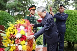 Tổng Bí thư Tô Lâm đặt lẵng hoa tại Tượng đài Chủ tịch Hồ Chí Minh. (Ảnh: Thống Nhất/TTXVN)