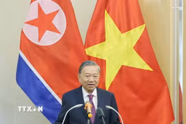 Tổng Bí thư Tô Lâm với cán bộ, nhân viên Đại sứ quán Việt Nam tại Triều Tiên. (Ảnh: Thống Nhất/TTXVN)