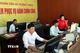 Cán bộ Trung tâm hành chính công xã Thượng Trạch (Quảng Trị) nỗ lực cố gắng để chuyển đổi số, xây dựng chính quyền điện tử. (Ảnh: Tá Chuyên/TTXVN)