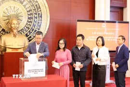 Đại sứ Việt Nam tại Trung Quốc Phạm Thanh Bình và các cán bộ Đại sứ quán tham gia quyên góp, ủng hộ đồng bào bị lũ lụt. (Ảnh: Công Tuyên/TTXVN)