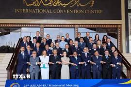 Các Bộ trưởng ASEAN và đại diện EU trước phiên khai mạc Hội nghị, tại Trung tâm Hội nghị quốc tế ở thủ đô Bandar Seri Begawan, Brunei. (Ảnh: Bùi Hoàn/TTXVN)