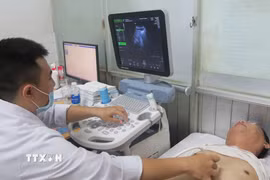 Khám sức khỏe miễn phí cho người dân tại Trạm Y tế phường Chợ Lớn. (Ảnh: Đinh Hằng/TTXVN)