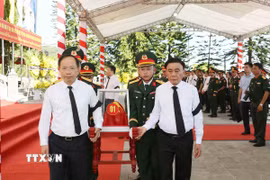 Thường trực Ban Bí thư Trần Cẩm Tú dự Lễ truy điệu và an táng hài cốt liệt sỹ tại Nghĩa trang liệt sỹ Nầm, xã Từ Mỹ, tỉnh Hà Tĩnh. (Ảnh: Phương Hoa/TTXVN)