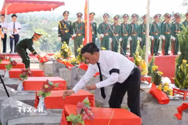 Thường trực Ban Bí thư Trần Cẩm Tú thắp hương lên phần mộ tại Nghĩa trang Liệt sỹ Nầm, xã Tứ Mỹ, tỉnh Hà Tĩnh. (Ảnh: Phương Hoa/TTXVN)