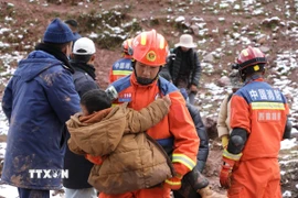 Lực lượng cứu hộ tại hiện trường vụ lở đất ở thị trấn Muta, huyện Dengqen thuộc Khu tự trị Tây Tạng, Trung Quốc. (Ảnh: THX/TTXVN)