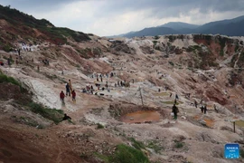 Công nhân khai thác mỏ đang làm việc tại Rubaya, một thị trấn khai thác mỏ ở phía Đông Cộng hòa Dân chủ Congo. (Nguồn: Xinhua)