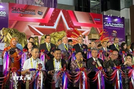 Đại sứ Việt Nam tại Indonesia Tạ Văn Thông (hàng đầu, thứ ba, từ trái sang) cùng Đại sứ một số nước cắt băng khai mạc Triển lãm. (Ảnh: Minh Hưởng/TTXVN)