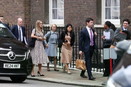 Phái đoàn đàm phán của hai nước có mặt tại lối vào Lancaster House ở London. (Nguồn: Reuters)