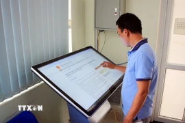 Ứng dụng khoa học công nghệ vào phục vụ giải quyết các thủ tục hành chính tại cấp xã, phường ở tỉnh Quảng Trị. (Ảnh: TTXVN phát)