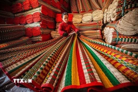 Chiếc chiếu cói gắn liền với đời sống sinh hoạt hàng ngày của người dân từ bao đời nay, là sản phẩm thủ công vừa bình dị, vừa cao sang, vừa mộc mạc, vừa nghệ thuật. (Ảnh: Khánh Hòa/ TTXVN)
