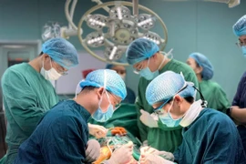 Các bác sỹ tiến hành phẫu thuật cho bệnh nhân. (Nguồn: Bệnh viện Bệnh Nhiệt đới Trung ương)