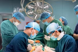 Các bác sỹ tiến hành phẫu thuật cho bệnh nhân. (Nguồn: Bệnh viện Bệnh Nhiệt đới Trung ương)