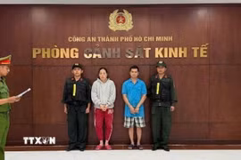 Hai 2 bị can là vợ chồng Nguyễn Thị Mỹ Phụng và Phạm Tuấn Thanh bị bắt tạm giam. (Ảnh: TTXVN phát)