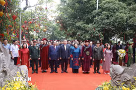 Tổng Bí thư, Chủ tịch nước Tô Lâm và các đại biểu thực hiện nghi lễ tại Đền Thượng. (Ảnh: Thống Nhất/TTXVN)