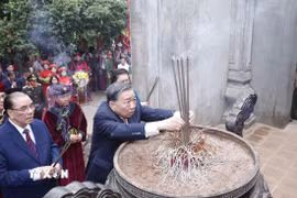 Tổng Bí thư, Chủ tịch nước Tô Lâm và các đồng chí lãnh đạo, Đảng nhà nước dâng hương tại Đền Thượng. (Ảnh: Thống Nhất/TTXVN)