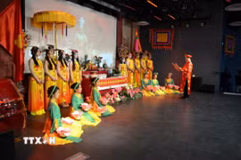 Phần nghi lễ trọng tâm diễn ra trong không khí linh thiêng với nghi thức đọc văn khấn trước bàn thờ Quốc Tổ. (Ảnh: Hữu Chiến/TTXVN)