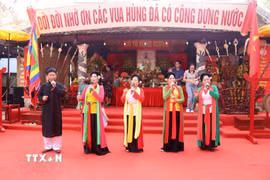 Trình diễn hát quan họ tại Di tích lịch sử quốc gia Đình Lạc Giao sau phần Nghi Lễ Giỗ Tổ Hùng Vương. (Ảnh: Hoài Thu/TTXVN)