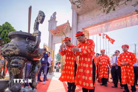 Lãnh đạo tỉnh Cà Mau dâng hương khai lễ. (Ảnh: Huỳnh Anh/TTXVN)